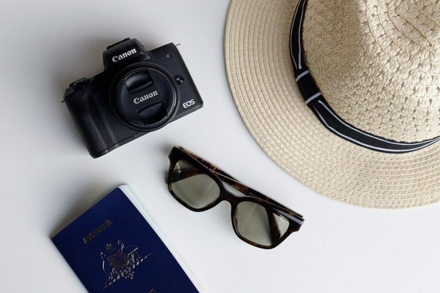 Продается фотоаппарат Canon EOS M50 объектив Canon 15-45mm STM