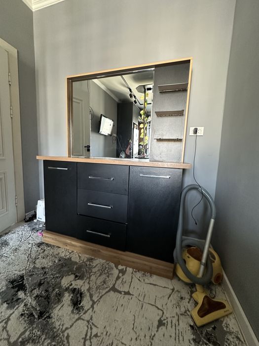 Yotoqxona uchun Oynali konsol