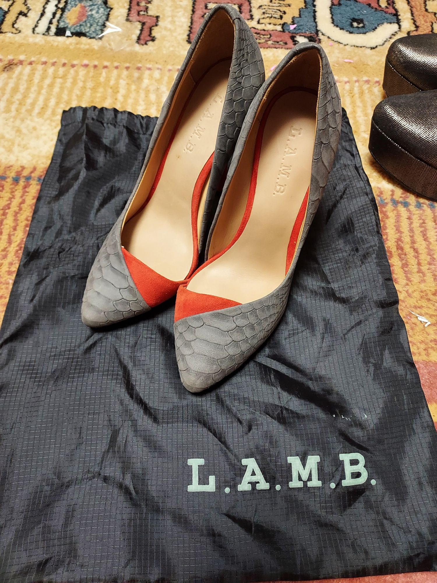 Pantofi noi L.A.M.B.