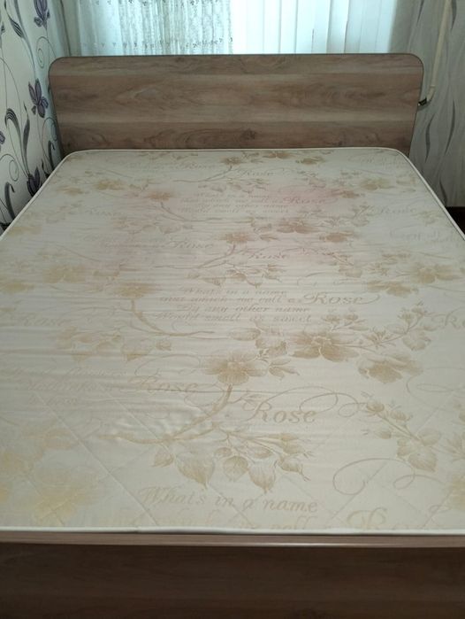 Кровать двухспальная и шкаф.