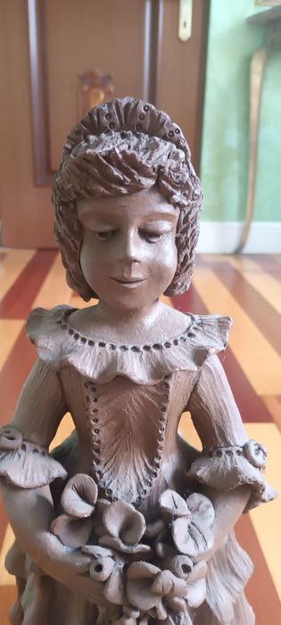 Statuie din Lut ,Semnata