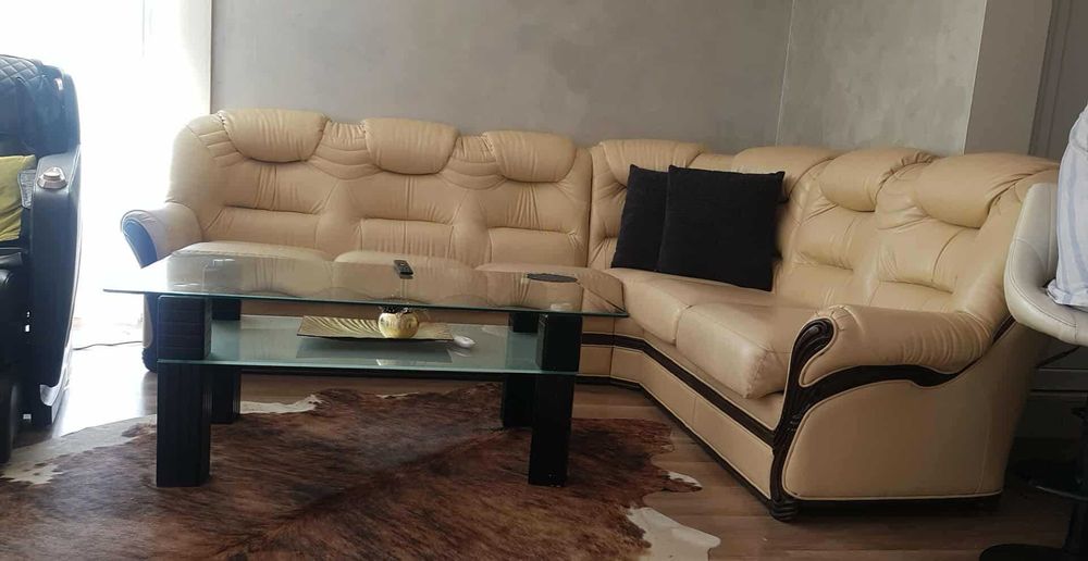 Продавам спешно диван чиста кожа и масивно дърво