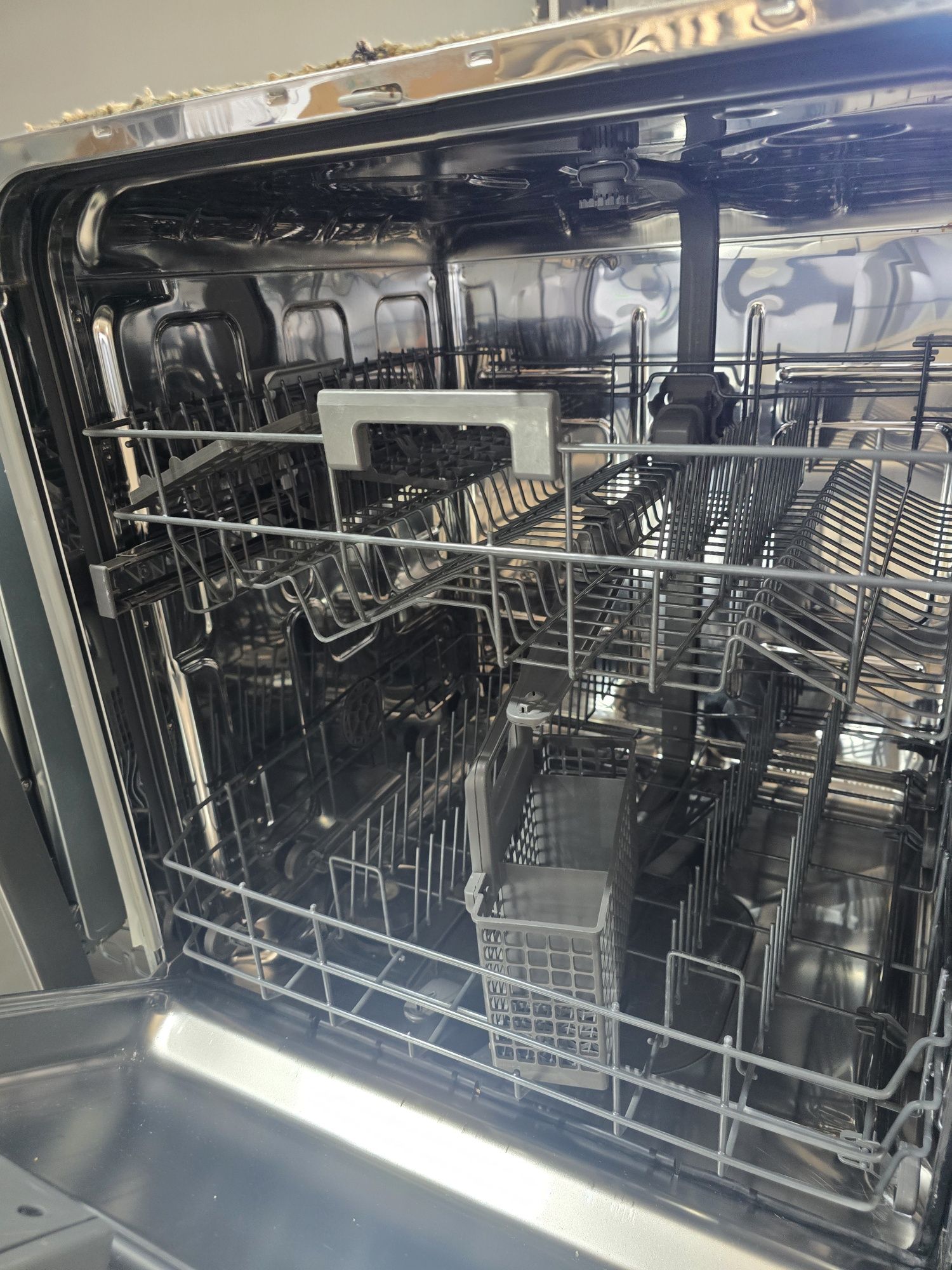 Съдомиялна за под плот Whirlpool 13 комплекта