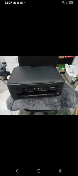 Vand imprimanta epson xp215 primita de la cineva, cartusele sunt goale