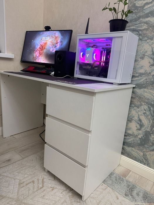 Письменный стол.