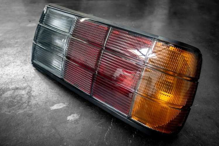 Стопове БМВ Е30 Нови стил Черна ХЕЛА BMW E30 Тунинг опушени тъмни