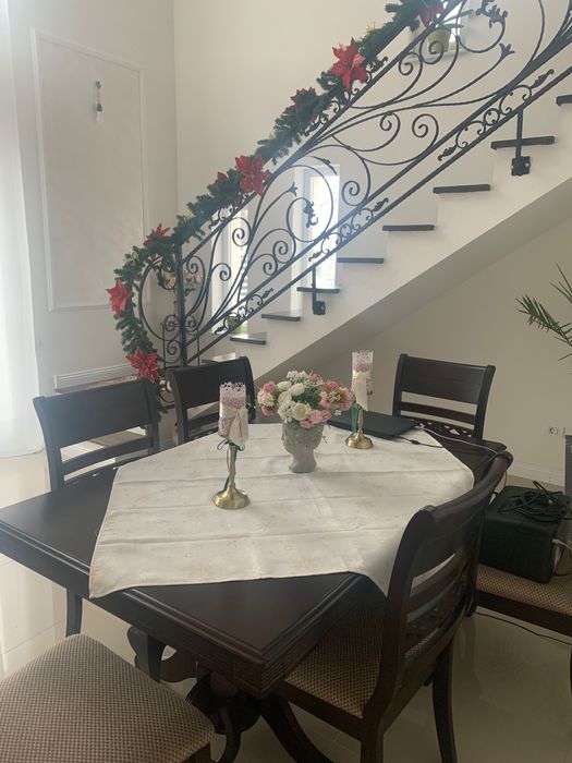 Masa cu scaune de bucătărie