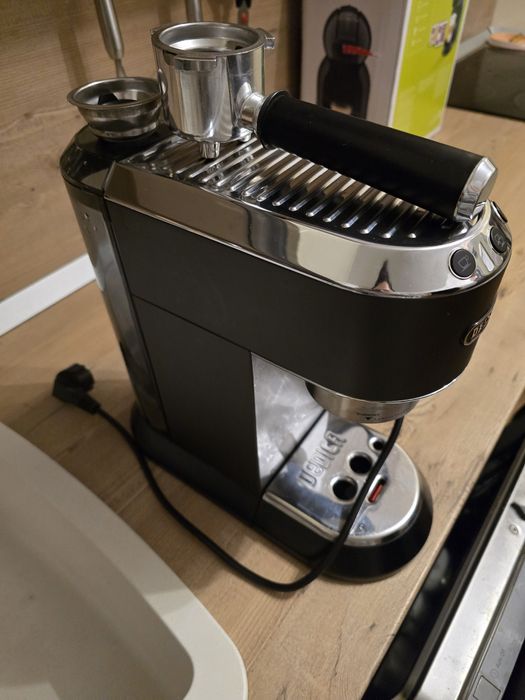 Кафемашина Delonghi Dedica EC685R