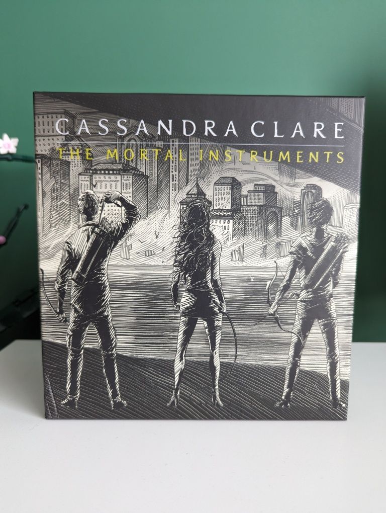The Mortal Instruments boxed set - книги на английски