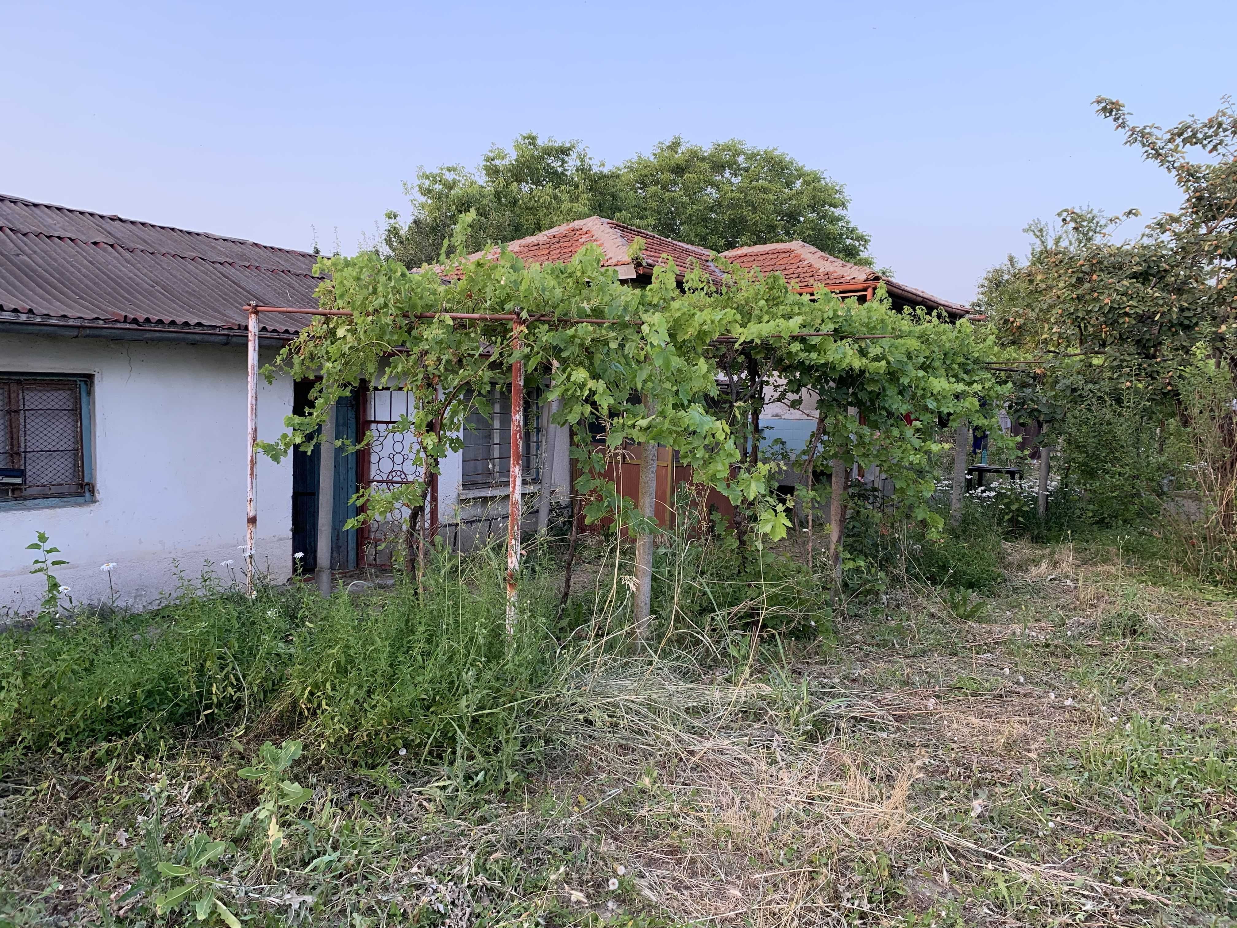 Продавам Къща с двор в с.Ахматово