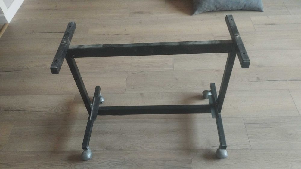 Продам подставка железная под столик