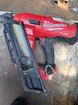Pistol bătut cuie