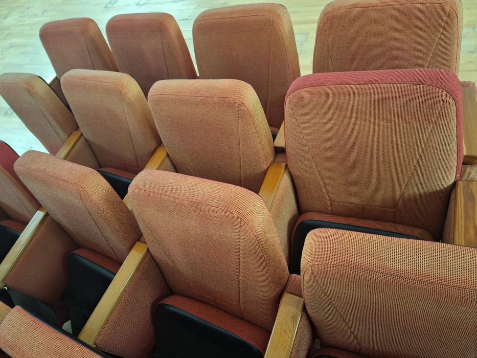 Продам театральные кресла б.у.