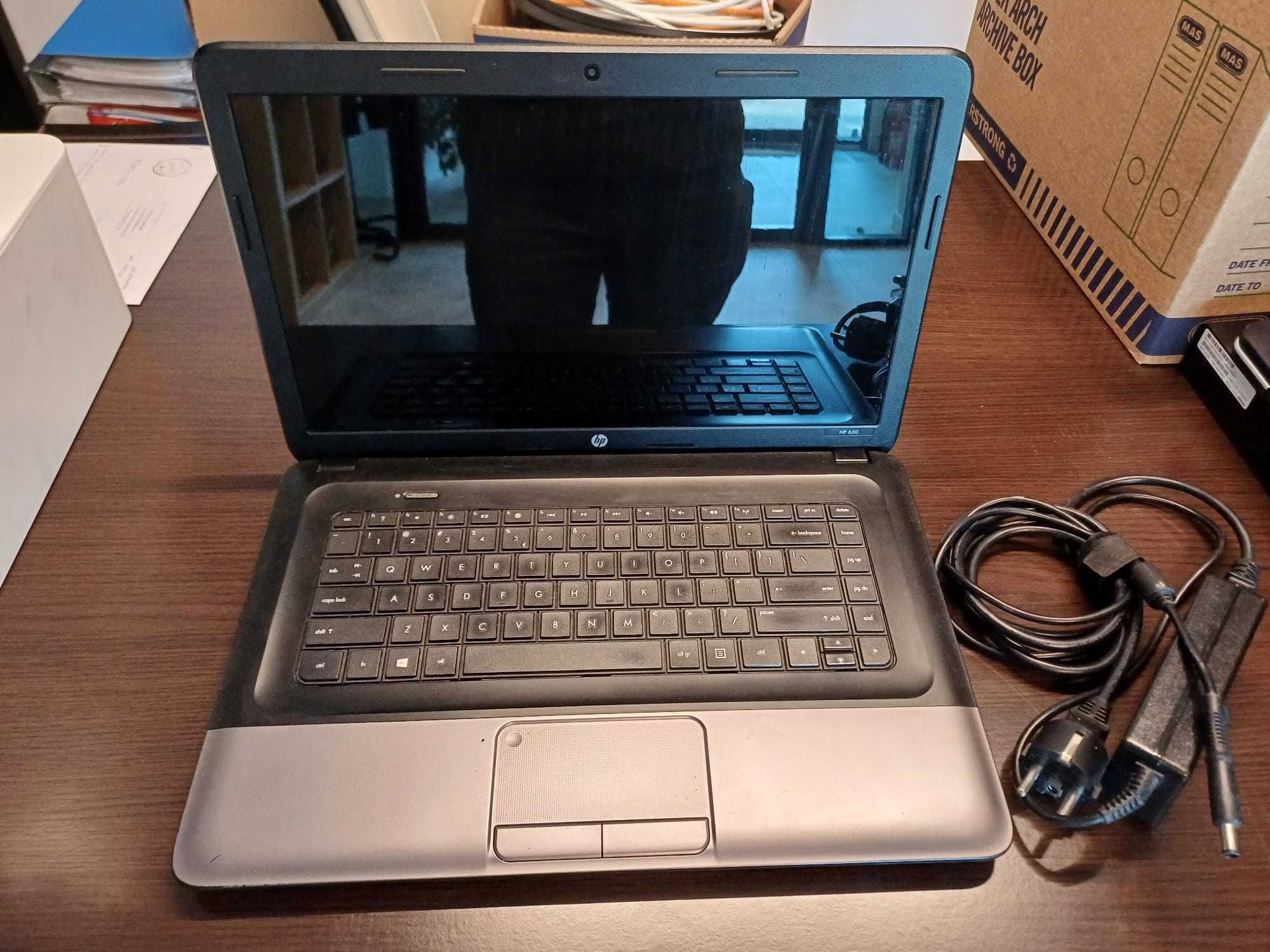 Laptop Asus si HP + 3 monitoare Philips