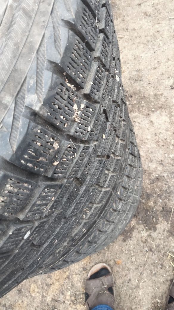 Продам зимние шины 4 комплект ездили одну зиму хорошая цена договорная