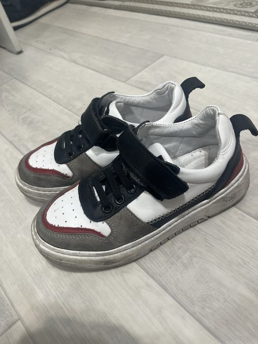 Продам кроссовки детские кожа