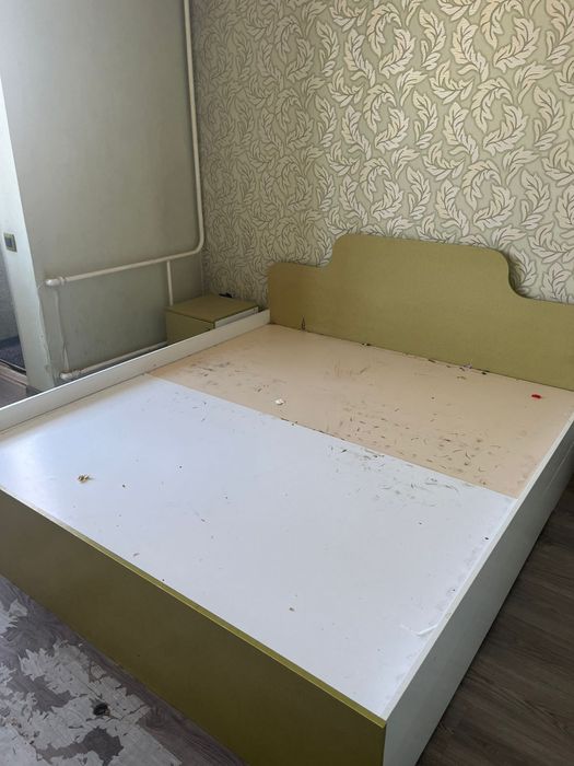 Отдам кровать большую без матраса