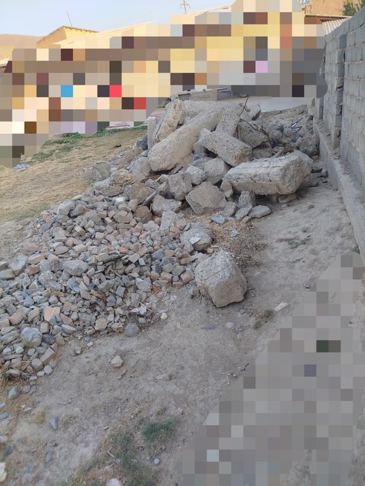 Beton sifatli mustahkam mayda toshlari bilan