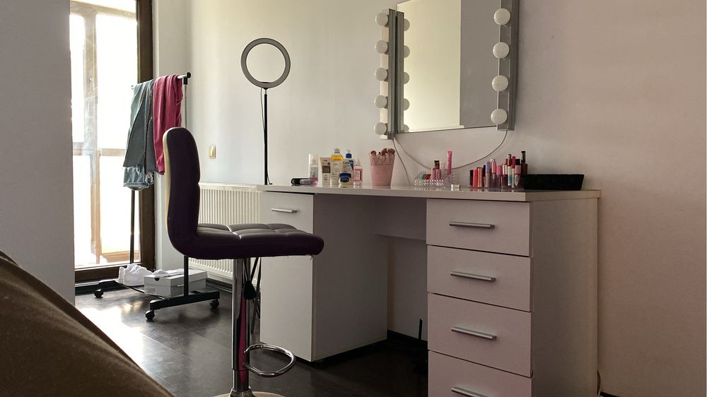 Vand Masa de makeup si oglinda cu leduri