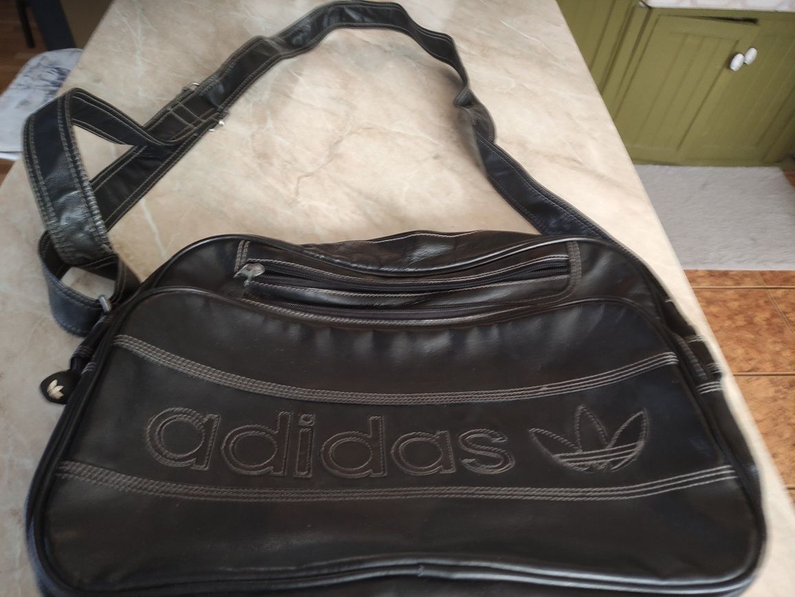 Продавам спортна чанта ADIDAS