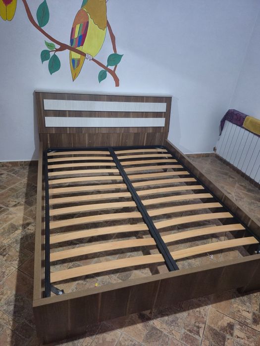 Pat dublu modern de vânzare cu o structura solidă și design atractiv.