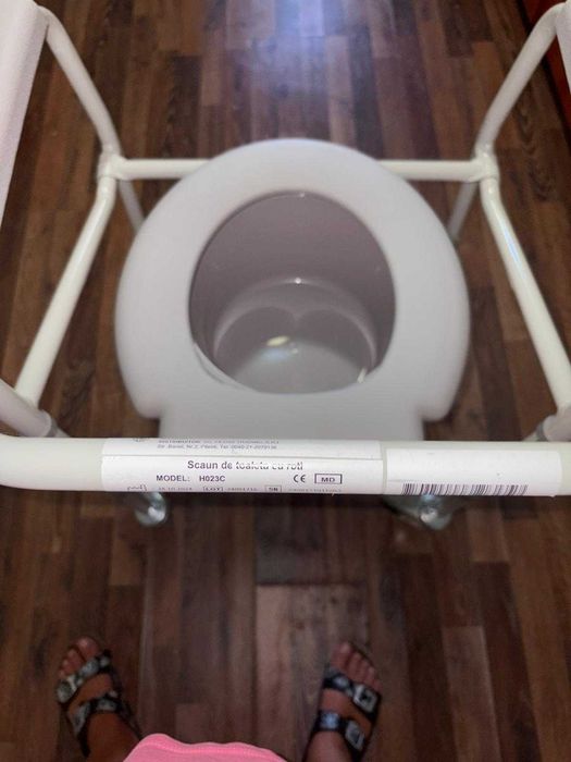 NOU OEFRTĂ 250 lei Vând scaun NOU cu vas de toaleta / WC, pliabil