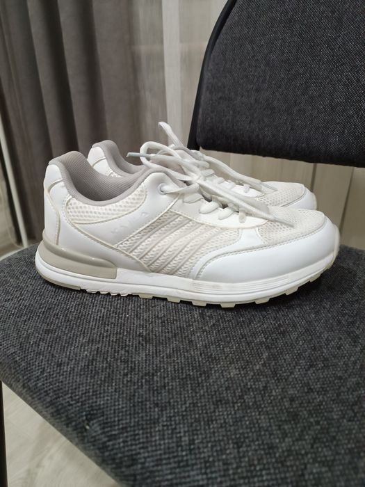 Кроссовки белые р-р 38 женские