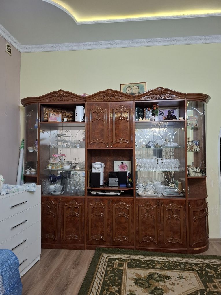 Шкаф витрина трюмо для посуды
