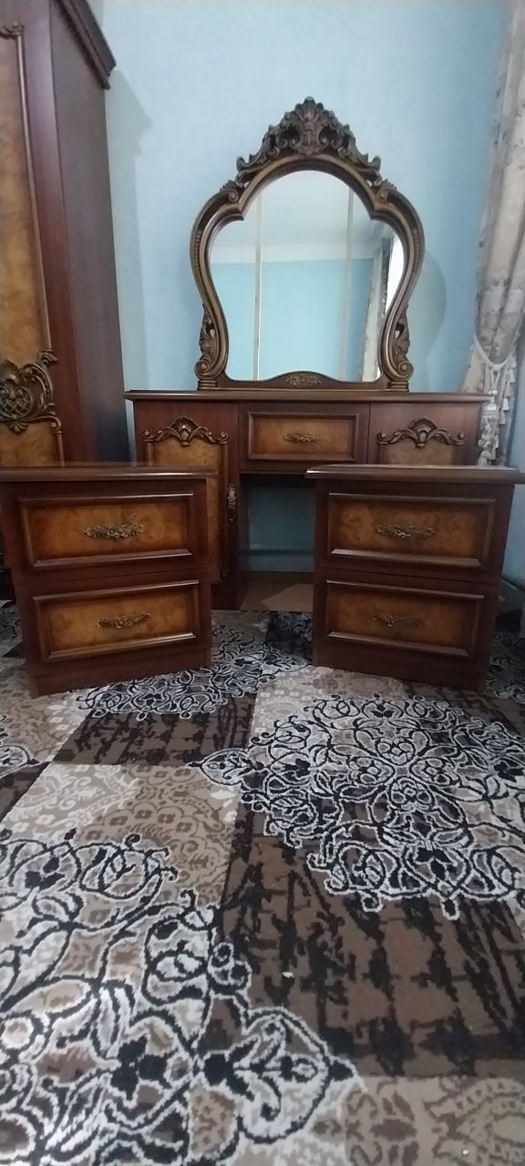 Продам зеркало с тумбочками