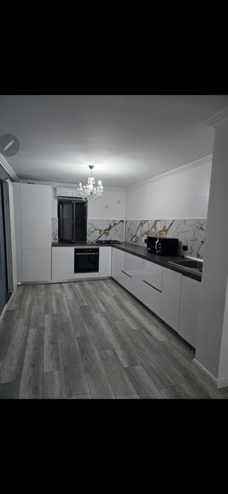 Închiriez apartament cu 4 camere lux,Piața Mică