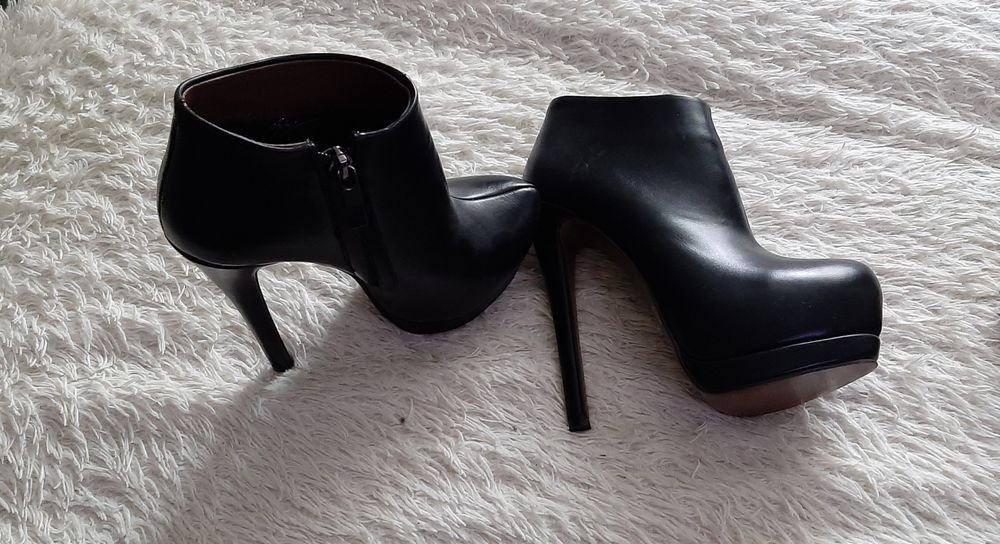 Продам стильные,новые.35рамер