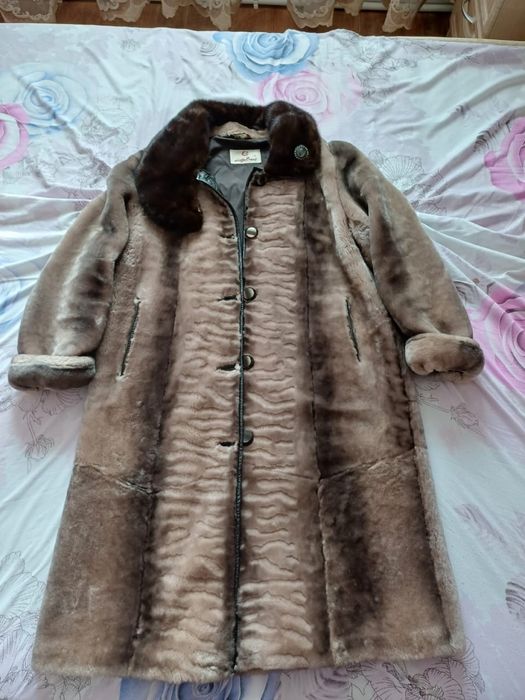 Продам мутоновую шубу с норковым воротником.