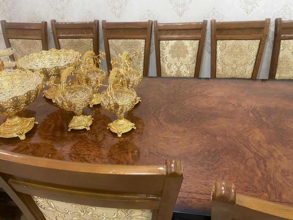 Стол и стулья.