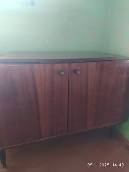 Продам тумбочку под телевизор.