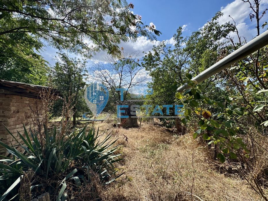 Двуетажна тухлена къща с кладенец и голям двор в село Александрово, о