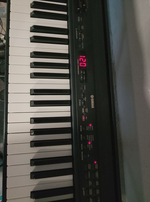 Pian digital Yamaha.