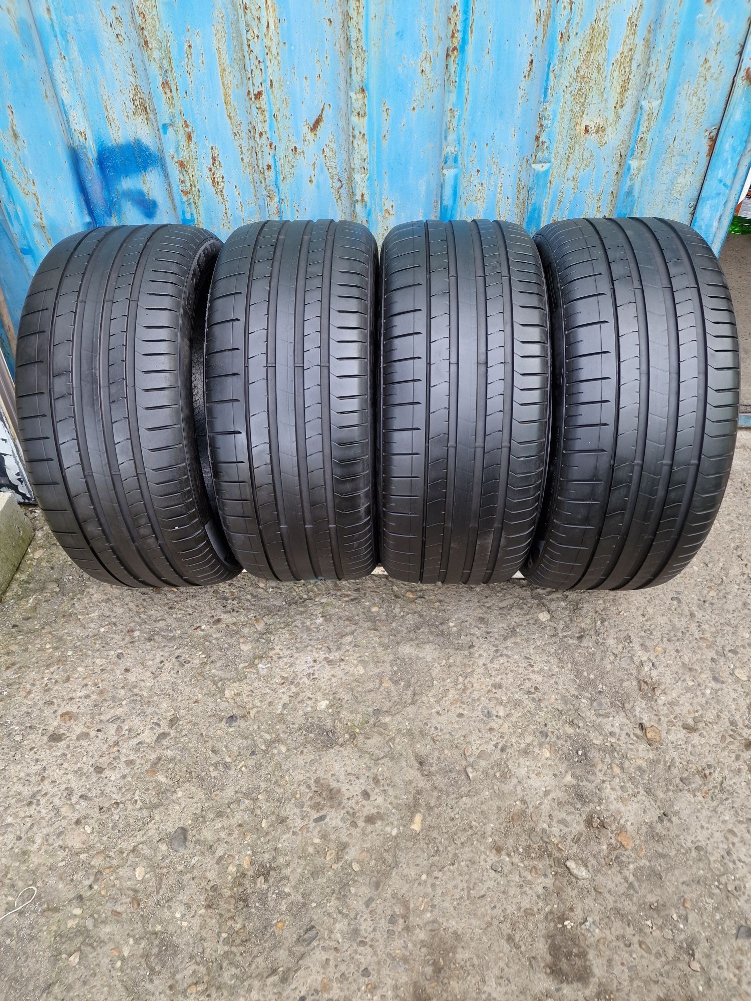 Anvelope VARĂ 255.35.20 PIRELLI Set Complet