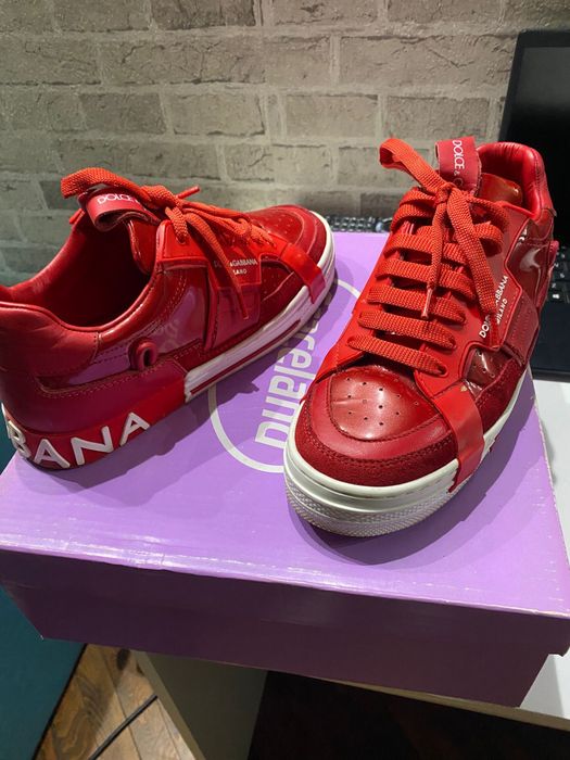 Sneakers roșii, inspirați de Dolce & Gabbana