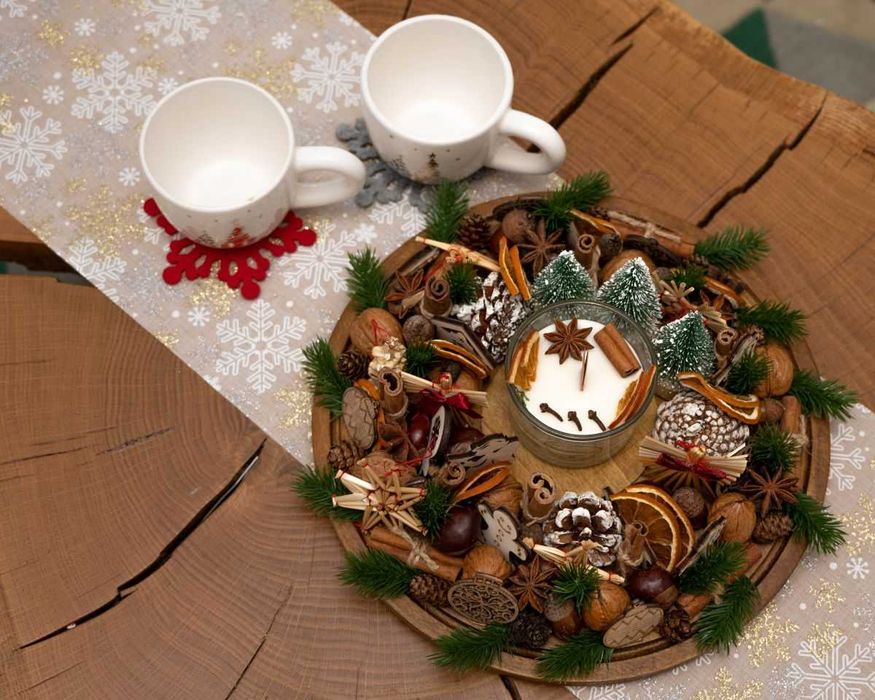 Aranjament pentru Crăciun – realizat manual pe blat de lemn.