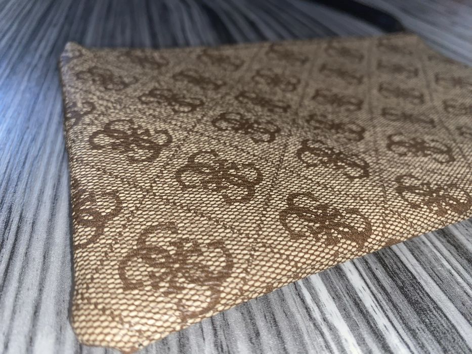 Guess portfard / clutch monogram 4G, bej, cu curelușă