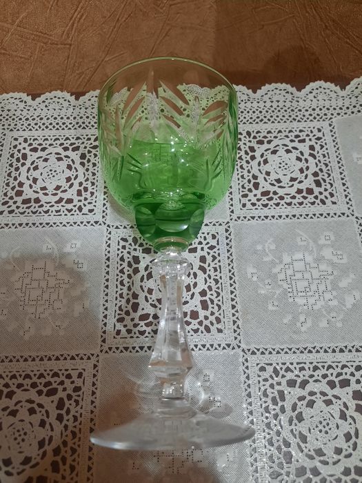 Красивые изумрудные фужеры на фигурной ножке. Цветной хрусталь. Герман