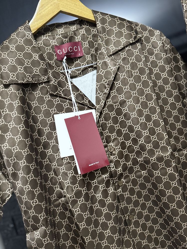 Compleu Gucci, Oversize