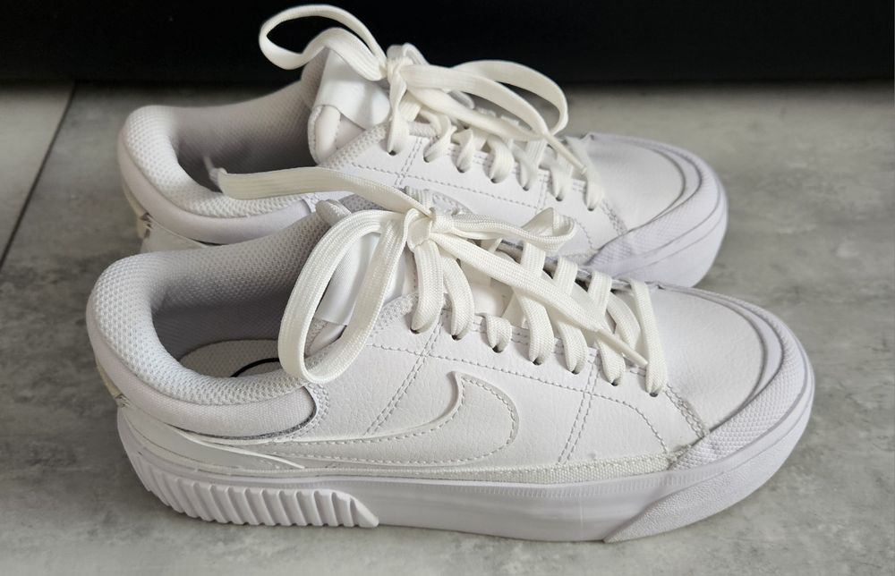 Кецове Nike бели