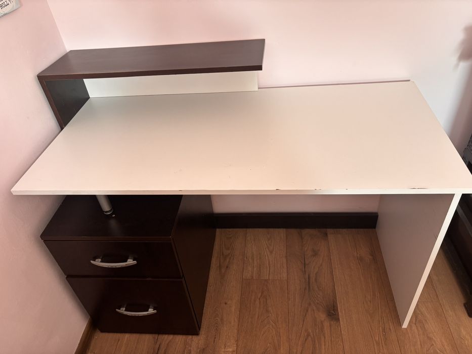 Ученическо бюро в два цвята - бяло и венге.