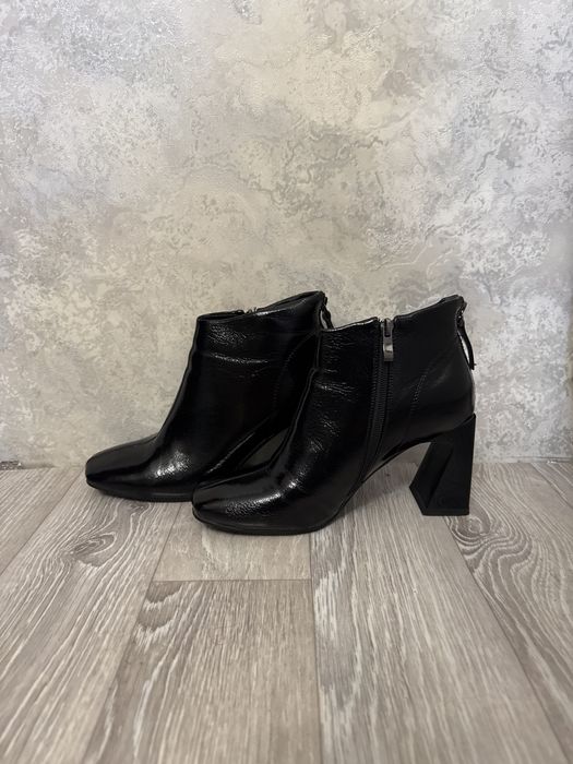 Лакированные ботильоны.