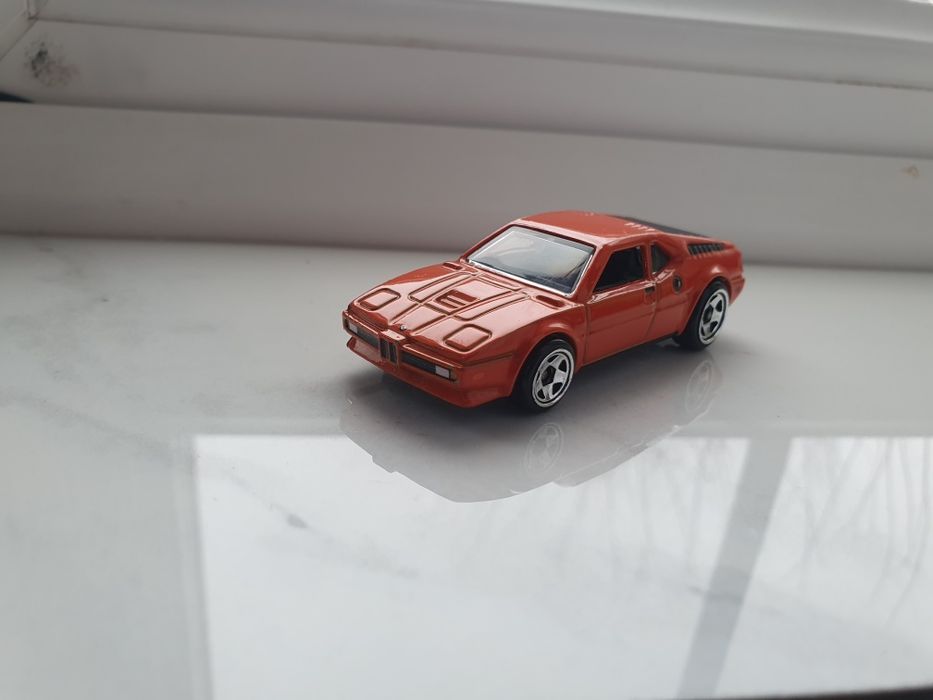 masinuta hotwheels,BMW M1