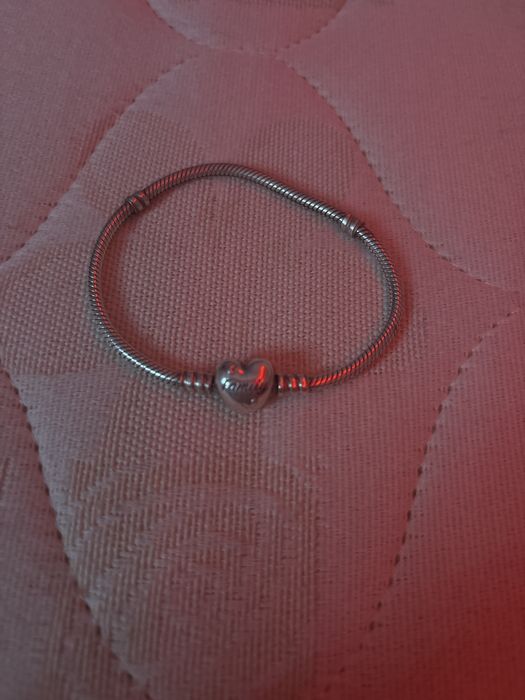 Оригинална гривна на пандора+елементи 230 лева общо