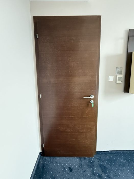 Интериорна дървена врата от естествен фурнир