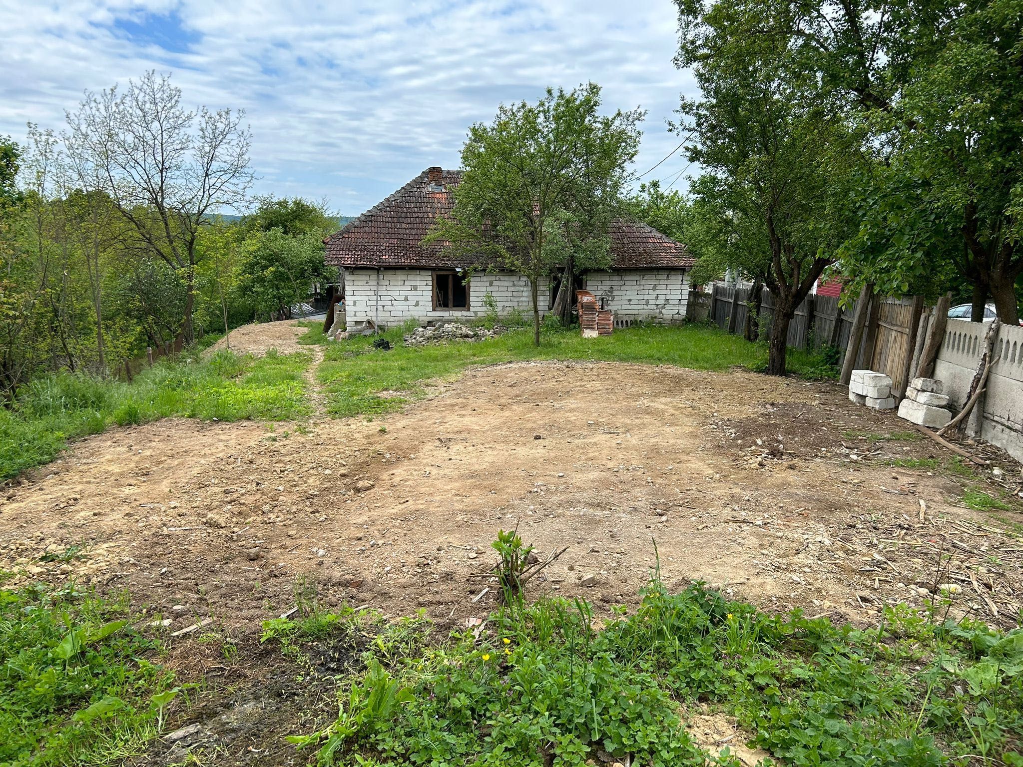 Vând teren+ casa în Cărbunești Sat