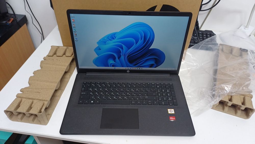 Laptop Hp nou la cutie 17,3 8gb ram Ssd 512 Video Dedicat 2gb